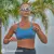 Óculos de sol esportivo Radar EV com armação branca na cor Liquid Metal, com lente espelhada em tons de prata e preto, acompanhado de uma case de proteção.