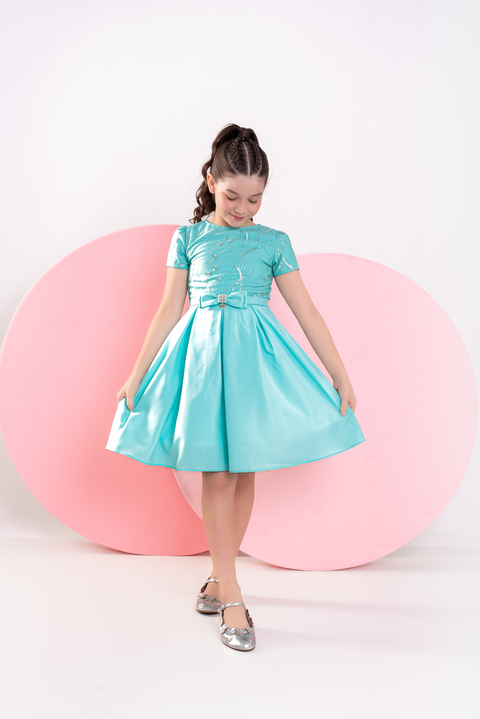 Vestido festa na cor verde água com renda na blusa e manga, laço bordado na cintura e saia de prega - comprar online