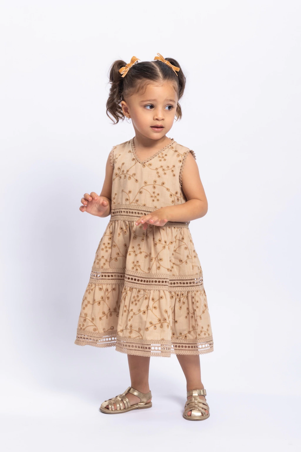 Vestido Infantil em Lese e Rendas Bege Azaleia