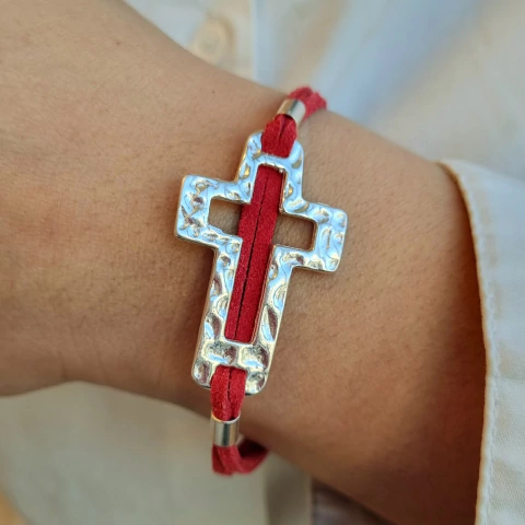 PULSERA GAMUZA ROJA CON CRUZ LABRADA - comprar online