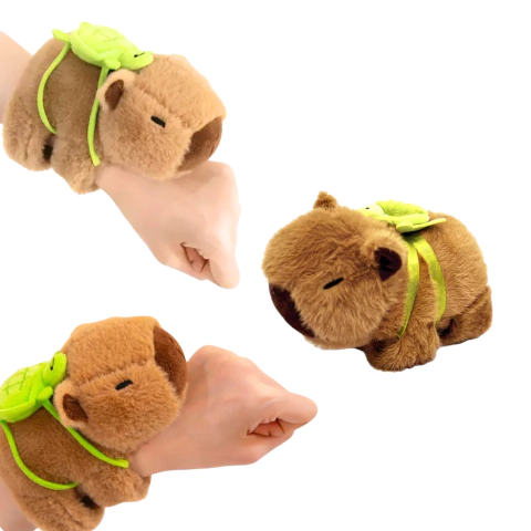 Brazalete De Peluche Personajes Kawaii Capybara Sanrio Kuromi Pikachu Tiernos Juguete - M-GIGANTE