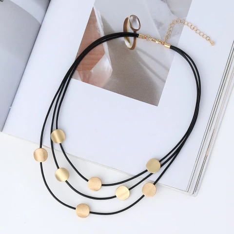 Collar Corto con Triple Cordón Negro Monedita Rose