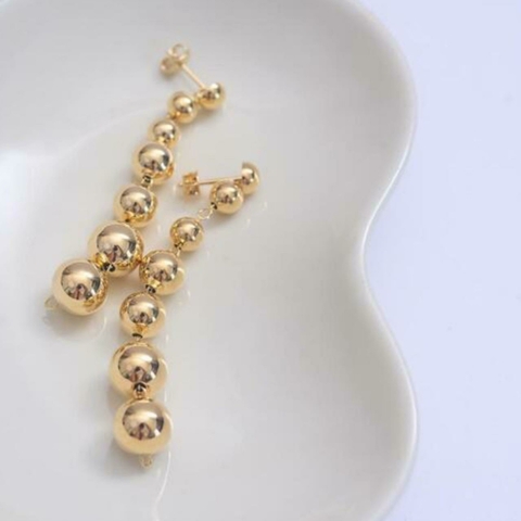 Brinco com sete esferas banho ouro 18k