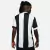 Homem usando a camisa terceira do Timão, modelo 24/25, com design em preto e branco, vista traseira.