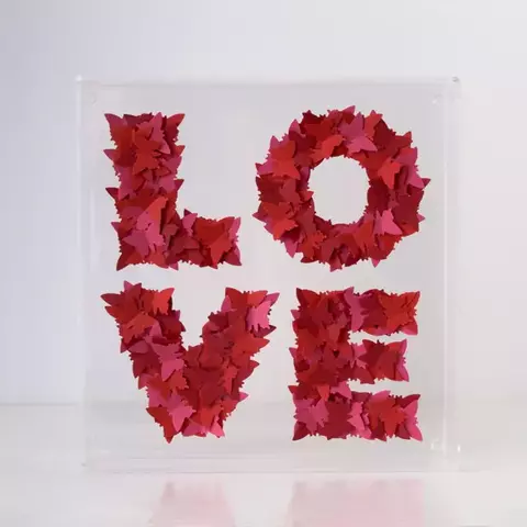 Caixa Escultura Decorativa em Acrílico Love Red 20cm