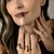Anel Curve Carvalho na internet