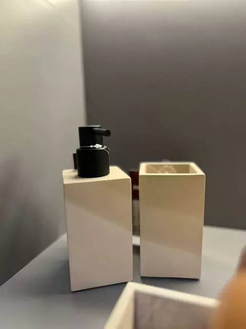 Porta Sabonete Liquido e Porta Escova em Poliresina