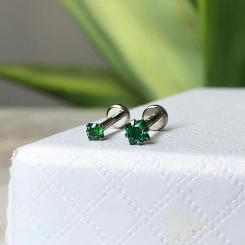 Labret con circón verde Titanio