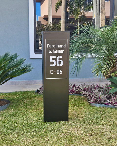 Totem de Endereço para Jardim com Iluminação em LED (Modelo Wall-e) - comprar online