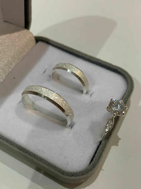 Aliança Matte II + solitário libélula 4mm em prata 950 legítima
