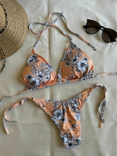 Conjunto Bikini “Flores Estampadas” tasa desmontable y cola less en V p/atar – BK100/1 - comprar online
