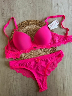 Conjunto de puntilla y microfibra. Corpiño taza soft sin push up y culotte less. - kau4710/1 en internet