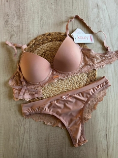 Conjunto de puntilla y microfibra. Corpiño taza soft sin push up y culotte less. - kau4710/1 - comprar online