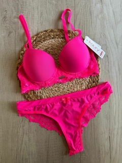 Conjunto de puntilla y microfibra. Corpiño taza soft sin push up y culotte less. - kau4710/1 - comprar online