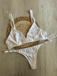 Conjunto de microfibra. Corpiño triangulito premoldeado de tela doble y cola less regulable. - kau8191/1 - comprar online