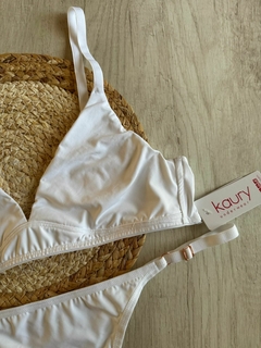 Conjunto de microfibra. Corpiño triangulito premoldeado de tela doble y cola less regulable. - kau8191/1 - Habia Una Vez Lingerie
