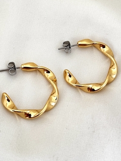 Brinco Argola Torcida Ouro 28mm