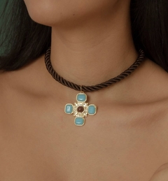 Colar Fio de São Francisco marrom com pingente de cruz azul - comprar online