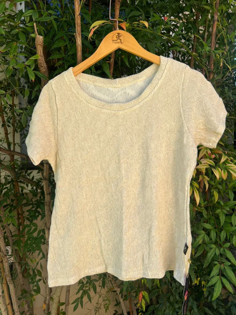 BLUSA ELENA DOURADA COM FIOS LUREX TIPO CAMISETA