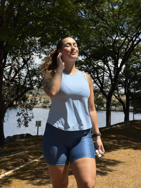 REGATA FLAVINHA ABERTURA NAS COSTAS ESSENCIAL BLUE SKY AZUL CÉU - comprar online