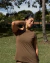 BLUSA QUERIDINHA MANGA CURTA E COMPRIDINHA ATRÁS MARROM MASCAVO - comprar online