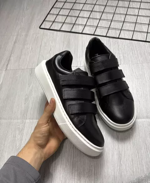 Tenis Monocromatico de Velcro (Padrão Zara)