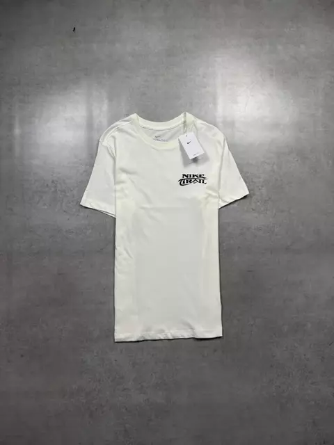 Camiseta Nike Trail (Off-White)