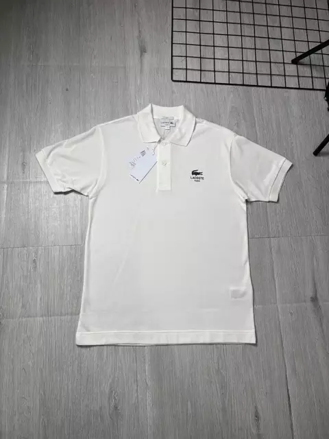 Polo Lacoste Paris 2025 (Branca)