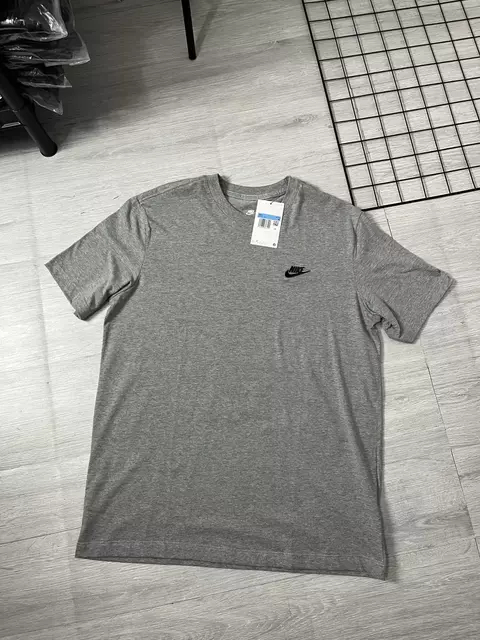 Camiseta Nike Sportswear (Cinza)
