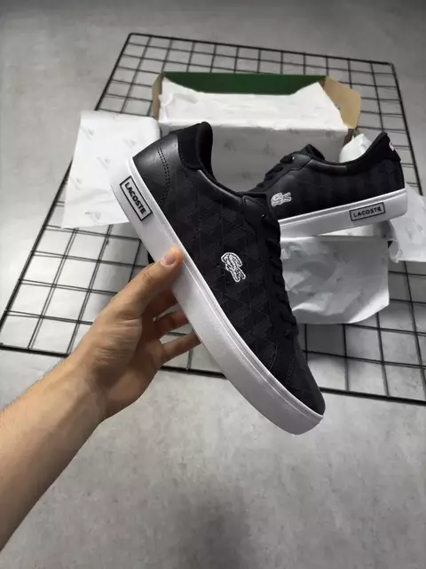 Tenis Lacoste PowerCourt Monograma (BLK/WHT)