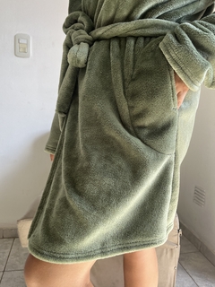 Imagen de Bata polar soft con capucha militar