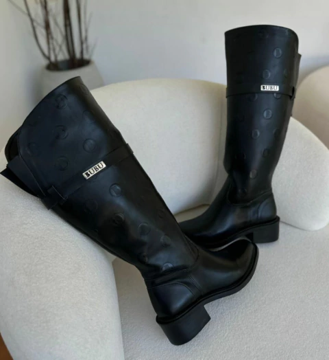 BOTA LOGO B DETALHE BUBU METAL