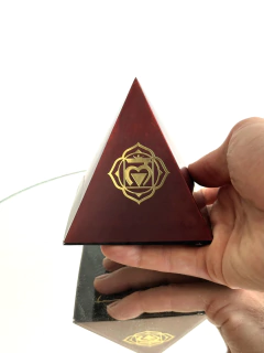 Imagen de Orgonita Pirámide Mediana con Chakra Raíz de Cuarzo Cristal, Cuarzo Blanco, Turmalina, Pirita y Hierro con símbolo de Fuego