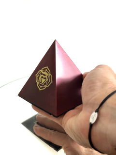 Orgonita Pirámide Mediana con Chakra Raíz de Cuarzo Cristal, Cuarzo Blanco, Turmalina, Pirita y Hierro con símbolo de Fuego