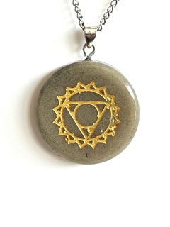 Dije Orgonita Chakra Vishuddha de Arena, Cuarzo Cristal, Turmalina, Pirita y Hierro