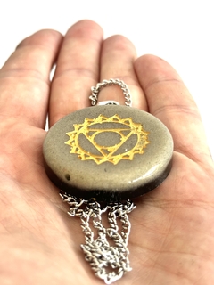 Dije Orgonita Chakra Vishuddha de Arena, Cuarzo Cristal, Turmalina, Pirita y Hierro on internet