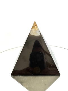 Orgonita Pirámide Grande punta de Citrino con Cuarzo Blanco, Turmalina, Pirita y polvo de Hierro Atomizado - CAZIMI ORGON