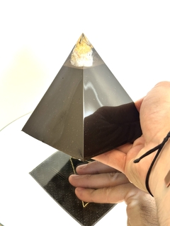 Imagen de Orgonita Pirámide Grande punta de Citrino con Cuarzo Blanco, Turmalina, Pirita y polvo de Hierro Atomizado