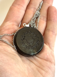 Dije Orgonita Chakra Manipura de Cuarzo Cristal, Turmalina, Pirita y Hierro on internet