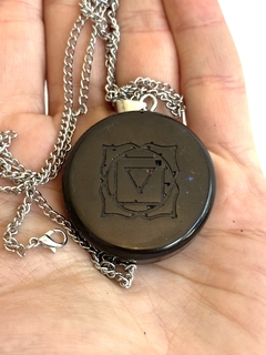 Dije Orgonita Chakra Raiz Muladhara de Cuarzo Cristal, Tirmalina, Pirita y Hierro - CAZIMI ORGON