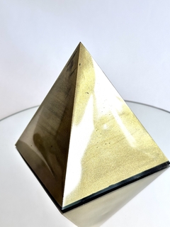 Orgonita Piramide Grande Dorada de Cuarzo Cristal, Turmalina, Pirita y Hierro en internet