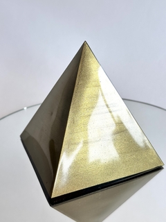 Imagen de Orgonita Piramide Grande Dorada de Cuarzo Cristal, Turmalina, Pirita y Hierro