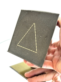 Orgonita Piramide Grande Dorada de Cuarzo Cristal, Turmalina, Pirita y Hierro - comprar online