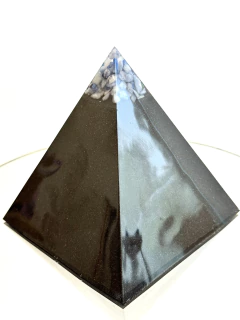 Orgonita Pirámide Grande de Cuarzo Azul, Blanco, Cristal, Shunguita, Turmalina, Pirita y Hierro - comprar online