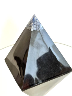 Orgonita Pirámide Grande de Cuarzo Azul, Blanco, Cristal, Shunguita, Turmalina, Pirita y Hierro - comprar online