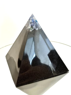 Orgonita Pirámide Grande de Cuarzo Azul, Blanco, Cristal, Shunguita, Turmalina, Pirita y Hierro - CAZIMI ORGON