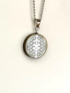 Dije Orgonita Flor de la Vida de Cuarzo Blanco, Turmalina, Pirita y Hierro en internet