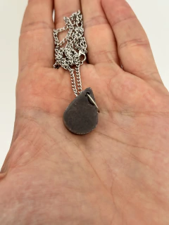 Imagen de Dije Orgonita “Gota Gris” de Cuarzo Blanco, Turmalina, Pirita y Hierro