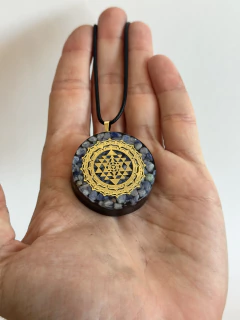 Dije Orgonita Sri Yantra de Cuarzo Azul , Cuarzo Blanco, Turmalina, Pirita y Hierro - CAZIMI ORGON