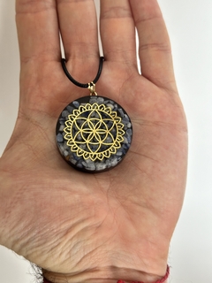 Dije Orgonita Mandala Semilla de la Vida de Cuarzo Azul , Cuarzo Blanco, Turmalina, Pirita y Hierro - CAZIMI ORGON